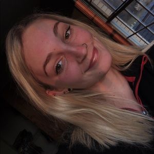 Meet your Posher, Adara